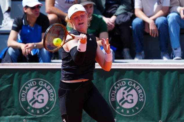 Francesca Jones in third qualifying round action French Open Tennis, Friday Previews, Qualifying and Practice, Tennis, Roland Garros, Paris, France - 23 May 2025 EDITORIAL USE ONLY No use with unauthorised audio, video, data, fixture lists, club league logos or live services. Online in-match use limited to 120 images, no video emulation. No use in betting, games or single club league player publications. Copyright: xJavierxGarcia Shutterstockx 15314610d