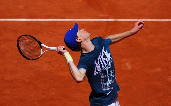 Jannik Sinner practices French Open Tennis, Friday Previews, Qualifying and Practice, Tennis, Roland Garros, Paris, France - 23 May 2025 EDITORIAL USE ONLY No use with unauthorised audio, video, data, fixture lists, club league logos or live services. Online in-match use limited to 120 images, no video emulation. No use in betting, games or single club league player publications. Copyright: xJavierxGarcia Shutterstockx 15314610bf