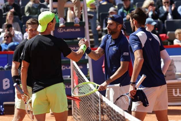 GER, Hamburg, xFSx , ATP 500 , Mens Tennis Tournament Bitpanda Hamburg Open 2025, Semifinals , Mens Doubles , 23 05 2025 Joe Salisbury GBR and Neal Skupski GBR congratulate Simone Bolelli ITA and Andrea Vavassori ITA on their victory Copyright: HMBxMedia FernandoxSoares