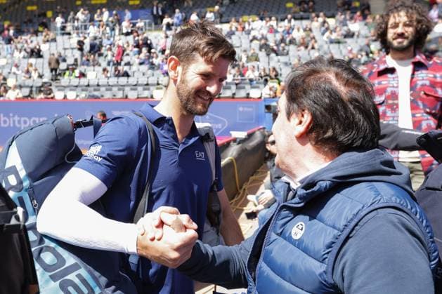 GER, Hamburg, xFSx , ATP 500 , Men Tennis Tournament Bitpanda Hamburg Open 2025, Semifinals , Men Doubles , 23 05 2025 Andrea Vavassori ITA greets the fans Copyright: HMBxMedia FernandoxSoares
