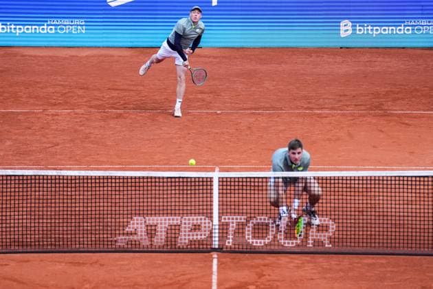 HAMBURG, GERMANY - MAY 23: Harri Heliovaara of Finland serves in his Men s Doubles Semi Final match with Henry Patten of Great Britain against Andres Molteni of Argentina and Fernando Romboli of Brazil during Day Seven of the Bitpanda Hamburg Open at Am Rothenbaum on May 23, 2025 in Hamburg, Germany. (Photo by Rene Nijhuis) SPO  Copyright: xRenexNijhuis