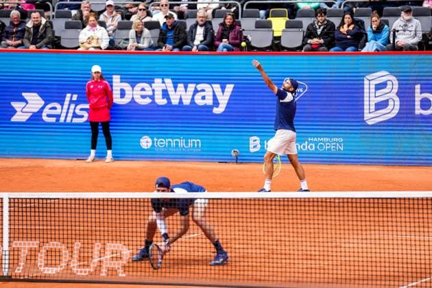 HAMBURG, GERMANY - MAY 23: Simone Bolelli of Italy serves in his Men s Doubles Semi Final match with Andrea Vavassori of Italy against Joe Salisbury of Great Britain and Neal Skupski of Great Britain during Day Seven of the Bitpanda Hamburg Open at Am Rothenbaum on May 23, 2025 in Hamburg, Germany. (Photo by Rene Nijhuis) SPO  Copyright: xRenexNijhuis