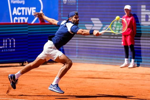 HAMBURG, GERMANY - MAY 23: Simone Bolelli of Italy reaches for the ball in his Men s Doubles Semi Final match with Andrea Vavassori of Italy against Joe Salisbury of Great Britain and Neal Skupski of Great Britain during Day Seven of the Bitpanda Hamburg Open at Am Rothenbaum on May 23, 2025 in Hamburg, Germany. (Photo by Rene Nijhuis) SPO  Copyright: xRenexNijhuis