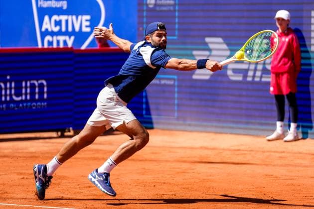 HAMBURG, GERMANY - MAY 23: Simone Bolelli of Italy reaches for the ball in his Men s Doubles Semi Final match with Andrea Vavassori of Italy against Joe Salisbury of Great Britain and Neal Skupski of Great Britain during Day Seven of the Bitpanda Hamburg Open at Am Rothenbaum on May 23, 2025 in Hamburg, Germany. (Photo by Rene Nijhuis) SPO  Copyright: xRenexNijhuis