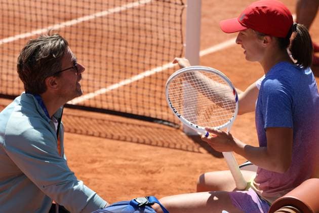 May 23, 2025, Paris, Celestynow, France: IGA SWIATEK of Poland and coach WIM FISSETTE of Belgium during practice session before French Open 2025 at Roland Garros in Paris. Paris France - ZUMAc278 20250523_zsp_c278_021 Copyright: xMarcinxCholewinskix