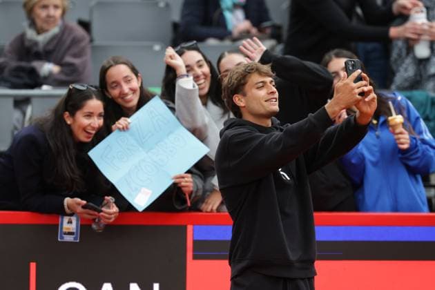 GER, Hamburg, xFSx , ATP 500 , Mens Tennis Tournament Bitpanda Hamburg Open 2025, Semifinals , Mens Doubles , 23 05 2025 Flavio Cobolli ITA takes selfies with the fans after the match Copyright: HMBxMedia FernandoxSoares