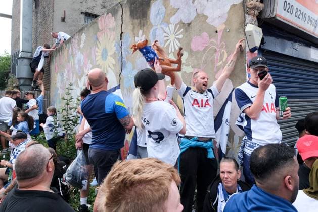 Tottenham Fans Celebrate Winning The Europa League Featuring: Atmosphere Where: London, United Kingdom When: 23 May 2025 Credit: Matthew Chattle Cover Images EDITORIAL USE ONLY. NOT FOR USE BY NEWSPAPERS BASED IN THE UK. Copyright: xx coverimg54788802