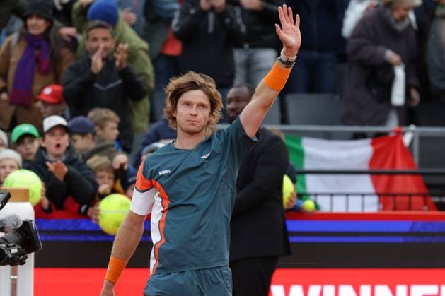 GER, Hamburg, xFSx , ATP 500 , Mens Tennis Tournament Bitpanda Hamburg Open 2025, Semifinals , Mens Singles , 23 05 2025 Andrey Rublev RUS thanks the spectators, fans Copyright: HMBxMedia FernandoxSoares