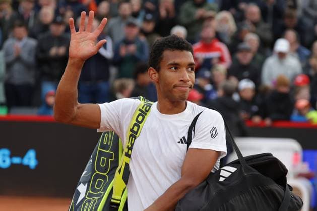 GER, Hamburg, xFSx , ATP 500 , Mens Tennis Tournament Bitpanda Hamburg Open 2025, Semifinals , Mens Singles , 23 05 2025 Felix Auger Aliassime CAN thanks the spectators, fans Copyright: HMBxMedia FernandoxSoares