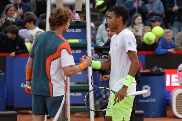 GER, Hamburg, xFSx , ATP 500 , Mens Tennis Tournament Bitpanda Hamburg Open 2025, Semifinals , Mens Singles , 23 05 2025 Felix Auger Aliassime CAN congratulates Andrey Rublev RUS on his victory Copyright: HMBxMedia FernandoxSoares