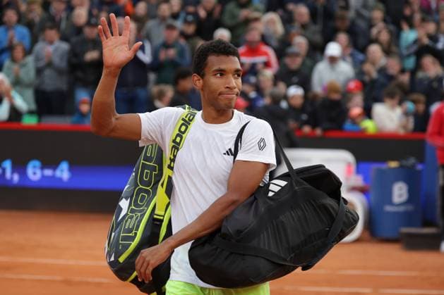 GER, Hamburg, xFSx , ATP 500 , Mens Tennis Tournament Bitpanda Hamburg Open 2025, Semifinals , Mens Singles , 23 05 2025 Felix Auger Aliassime CAN thanks the spectators, fans Copyright: HMBxMedia FernandoxSoares