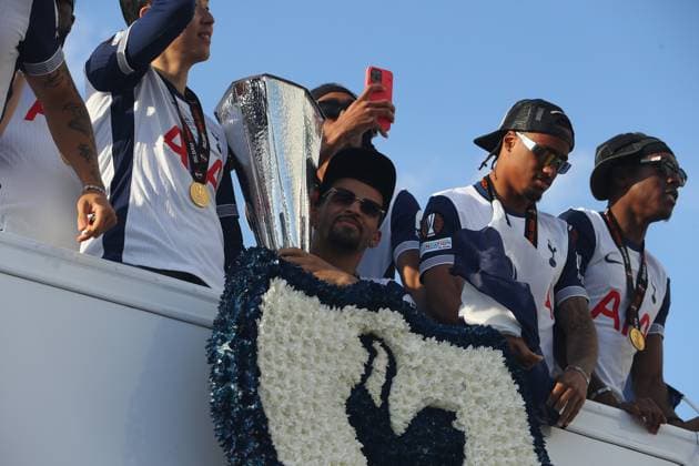23rd May 2025; Tottenham Hotspur Stadium, Tottenham, London, England; Tottenham Hotspur trophy parade; Solanke holds the cup as team mates wave to the fans  ActionPlus12792094 KatiexChan
