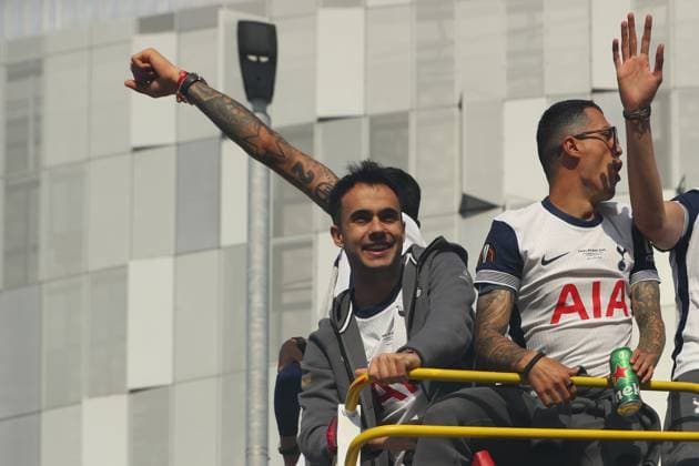 23rd May 2025; Tottenham Hotspur Stadium, Tottenham, London, England; Tottenham Hotspur trophy parade; Sergio Reguil& xf3;n of Spurs shows his delight  ActionPlus12792102 KatiexChan