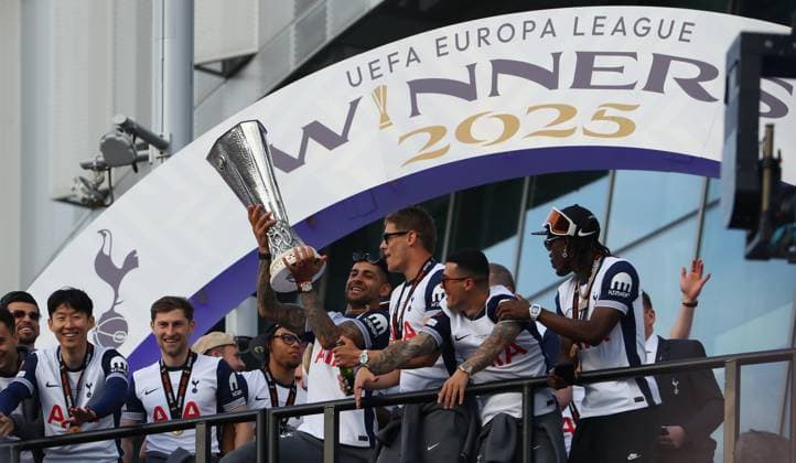 23rd May 2025; Tottenham Hotspur Stadium, Tottenham, London, England; Tottenham Hotspur trophy parade; The Spurs team wave to the fans as Cristian Romero holds up the trophy  ActionPlus12792111 KatiexChan