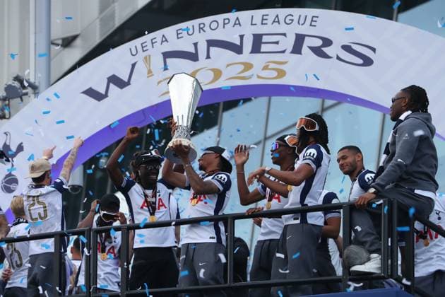 23rd May 2025; Tottenham Hotspur Stadium, Tottenham, London, England; Tottenham Hotspur trophy parade; The Spurs team wave to the fans  ActionPlus12792115 KatiexChan
