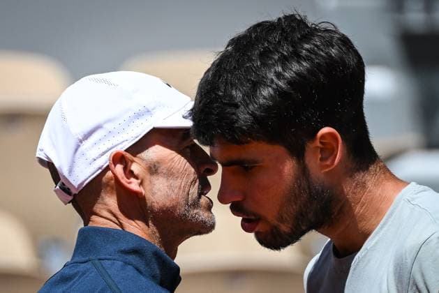 May 23, 2025, Paris, France, France: Samuel LOPEZ and Carlos ALCARAZ of Spain during a training session of Roland-Garros 2025, French Open 2025, Grand Slam tennis tournament at Roland-Garros Stadium on May 23, 2025 in Paris, France. Paris France - ZUMAm308 20250523_zsp_m308_059 Copyright: xMatthieuxMirvillex