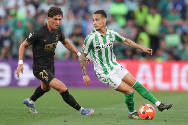 ESP: Real Betis-Valencia CF. LaLiga EA Sports, date 38 Antony Dos Santos of Real Betis and Jesus Vazquez of Valencia during the La Liga EA Sports match between Real Betis and Valencia CF played at Benito Villamarin Stadium on May 23, 2025 in Sevilla, Spain. kpng Copyright: xAntonioxPozox xPRESSINPHOTOx AP_240523_BET_VAL_007