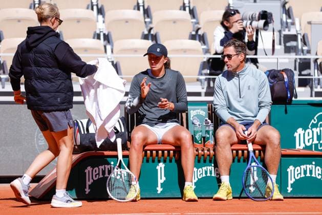 Roland Garros 2025 Daria Abramowicz, Iga Swiatek, Wim Fisette during training before Roland Garros 2025 tennis tournament in Paris France on 23 May 2025. Paris France  Copyright: xFotoxOlimpikx originalFilename:jastrzebowski-rolandga250523_npRDL.jpg