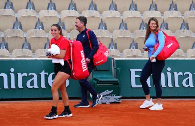 Jodie Burrage arrives for practice with coach Iain Bates and mother Yvonne French Open Tennis, Saturday Previews, Qualifying and Practice, Tennis, Roland Garros, Paris, France - 24 May 2025 EDITORIAL USE ONLY No use with unauthorised audio, video, data, fixture lists, club league logos or live services. Online in-match use limited to 120 images, no video emulation. No use in betting, games or single club league player publications. Copyright: xJavierxGarcia Shutterstockx 15314612b