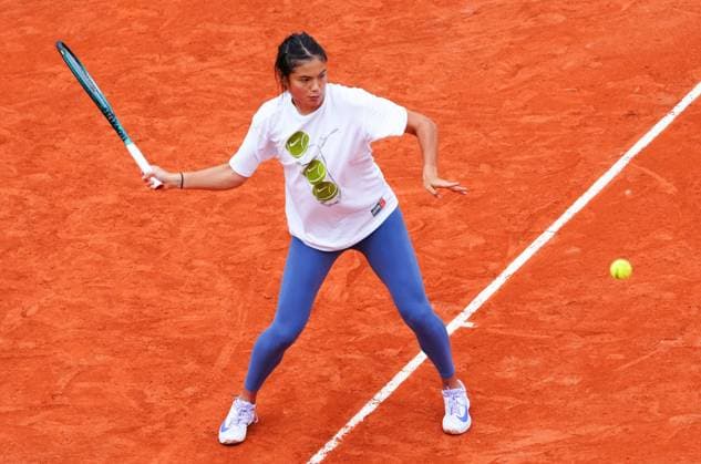 Emma Raducanu practices French Open Tennis, Saturday Previews, Qualifying and Practice, Tennis, Roland Garros, Paris, France - 24 May 2025 EDITORIAL USE ONLY No use with unauthorised audio, video, data, fixture lists, club league logos or live services. Online in-match use limited to 120 images, no video emulation. No use in betting, games or single club league player publications. Copyright: xJavierxGarcia Shutterstockx 15314612bq