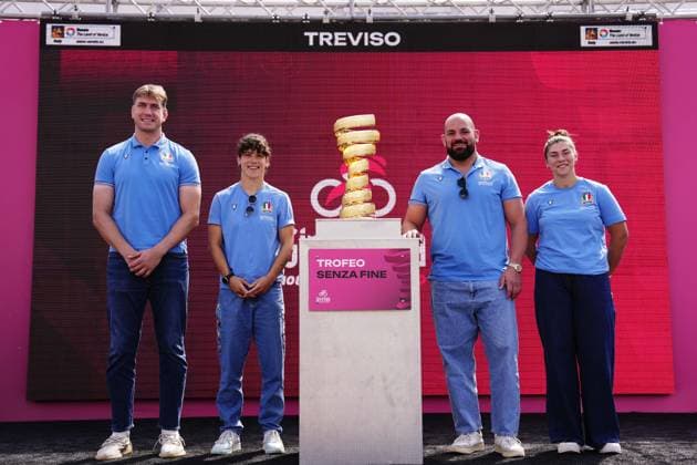 The national women s and men s rugby teams with the trophy during the stage 14 of the Giro d™Italia from Treviso to Nova Gorica Gorizia, Italy - Saturday, May 24, 2025. - cycling.  Copyright: xFabioxFerrari LaPressex