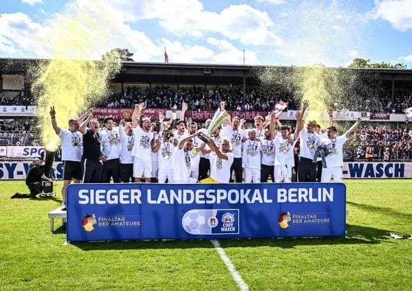 Sport Themen der Woche KW21 Sport Bilder des Tages Fussball, Berliner Landespokal Finale 2025, BSV Eintracht Mahlsdorf BFC Dynamo 24.05.2025, xdanx, Fussball, Berliner Landespokal Finale 2025, BSV Eintracht Mahlsdorf BFC Dynamo emspor, v.l. Berliner Pokalsieger BFC Dynamo mit dem Pokal (DFL DFB REGULATIONS PROHIBIT ANY USE OF PHOTOGRAPHS as IMAGE SEQUENCES and or QUASI-VIDEO) Foto: Daniel Lakomski Mix1Press Berlin Mommsenstadion Berlin Deutschland (DE) *** Soccer, Berlin State Cup Final 2025, BSV Eintracht Mahlsdorf BFC Dynamo 24 05 2025, xdanx, Soccer, Berlin State Cup Final 2025, BSV Eintracht Mahlsdorf BFC Dynamo emspor, v l Berlin cup winner BFC Dynamo with the cup DFL DFB REGULATIONS PROHIBIT ANY USE OF PHOTOGRAPHS as IMAGE SEQUENCES and or QUASI VIDEO Photo Daniel Lakomski Mix1Press Berlin Mommsenstadion Berlin Germany EN Copyright: xDanielxLakomskix
