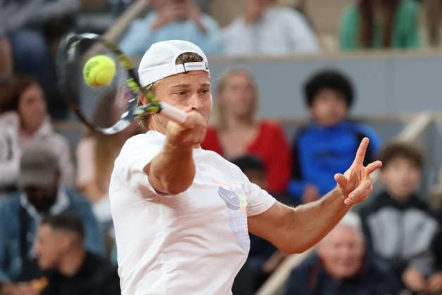 ROLAND GARROS 2025 Thierry Larret MAXPPP - PARIS (75) 24 05 2025 Thierry Larret Maxppp. Tennis. Roland Garros 2025. Internationaux de France de tennis. Stade Roland Garros, Paris (75). Le 24 mai 2025. Journee Yannick Noah. Stefanos TSITSIPAS vs Alexandre MULLER Tennis. Roland Garros 2025. French Open tennis tournament. Roland Garros Stadium, Paris (75) PARIS (75) PARIS ILE DE FRANCE FRANCE  Copyright: xMAXPPPxThierryxLarretx TLR202505242342 TLR202505242342