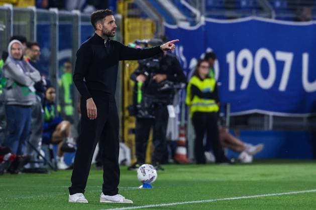 Cesc Fabregas Head Coach of Como 1907 gestures during Serie A 2024 25 football match between Como 1907 and FC Internazionale at Giuseppe Sinigaglia Stadium  Copyright: xFabrizioxCarabelli IPAxSportx xipa-agency.netx xx IPA_58175059 IPA_Agency_IPA58175059