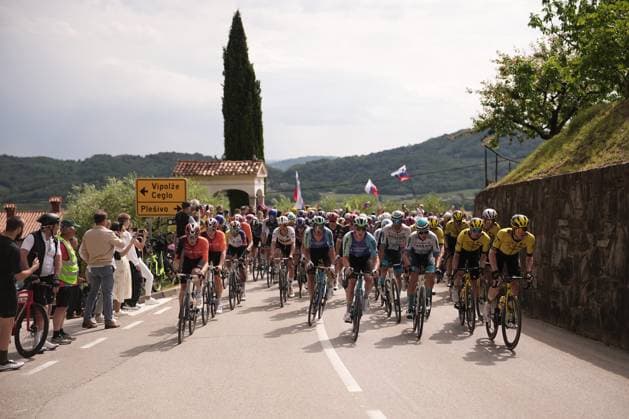 The pack rides cycles during the stage 14 of the Giro d™Italia from Treviso to Nova Gorica Gorizia, Italy - Saturday, May 24, 2025. - cycling.  Copyright: xMarcoxAlpozzi LaPressex