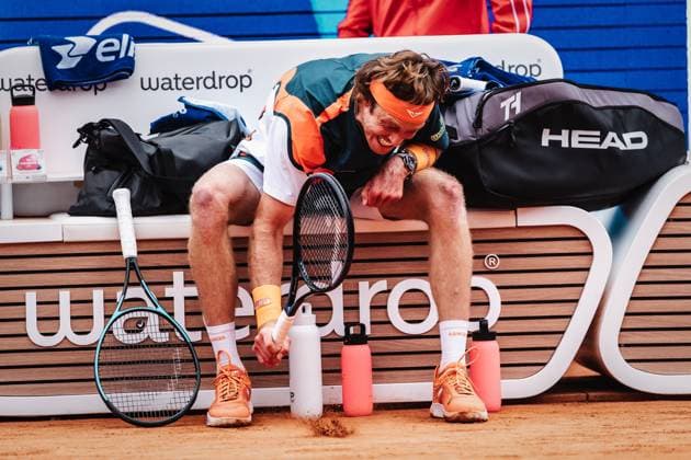 Tennis Men bitpanda Hamburg Open Final ATP 500 Andrei Andreyevich Rublev RUS vs Flavio Cobolli ITA 24 05 2025 Andrei Andreyevich Rublev is angry and hits his racket on the ground Freakout Emotions Hamburg Tennis Stadium am Rothenbaum Hamburg Germany