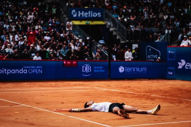 Tennis Men bitpanda Hamburg Open Final ATP 500 Andrei Andreyevich Rublev RUS vs Flavio Cobolli ITA 24 05 2025 Flavio Cobolli wins the tournament and goes to the ground to celebrate Hamburg Tennisstadion am Rothenbaum Hamburg Germany