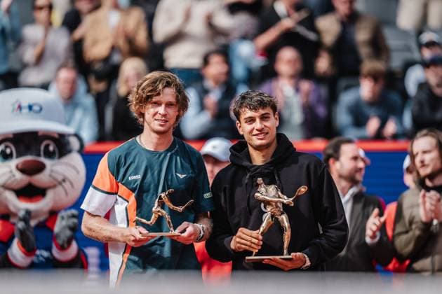 Tennis Men bitpanda Hamburg Open Final ATP 500 Andrei Andrejewitsch Rubljow RUS vs Flavio Cobolli ITA 24 05 2025 v l second placed Andrei Andrejewitsch Rubljow and tournament winner Flavio Cobolli with the trophies at the award ceremony Hamburg Tennisstadion am Rothenbaum Hamburg Germany