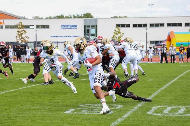 the paderborner Playwe runs with the ball, Potsdam Royals vs Paderborn Dolphins 2025, 2025.05.24 , GFL, Spieltag 3 Photo: Foot Bowl Thomas Sobotzki Copyright: xFotodesign-Berlinx