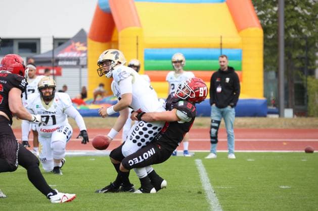the Paderborner QB is getackelt, Potsdam Royals vs Paderborn Dolphins 2025, 2025.05.24 , GFL, Spieltag 3 Photo: Foot Bowl Thomas Sobotzki Copyright: xFotodesign-Berlinx