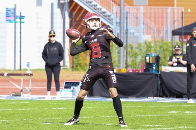 sebastian schulz (Potsdam Royals, 08) with the ball, Potsdam Royals vs Paderborn Dolphins 2025, 2025.05.24 , GFL, Spieltag 3 Photo: Foot Bowl Thomas Sobotzki Copyright: xFotodesign-Berlinx