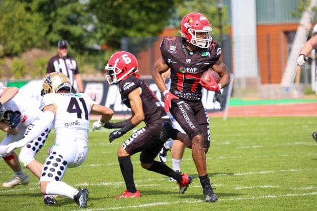 malik flowers (Potsdam Royals, 17) runs with the ball, Potsdam Royals vs Paderborn Dolphins 2025, 2025.05.24 , GFL, Spieltag 3 Photo: Foot Bowl Thomas Sobotzki Copyright: xFotodesign-Berlinx