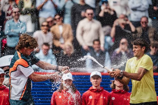 Tennis men bitpanda Hamburg Open Final ATP 500 Andrei Andrejewitsch Rubljow RUS vs Flavio Cobolli ITA 24 05 2025 v l second placed Andrei Andrejewitsch Rubljow and tournament winner Flavio Cobolli at the award ceremony champagne shower Hamburg Tennisstadion am Rothenbaum Hamburg Germany