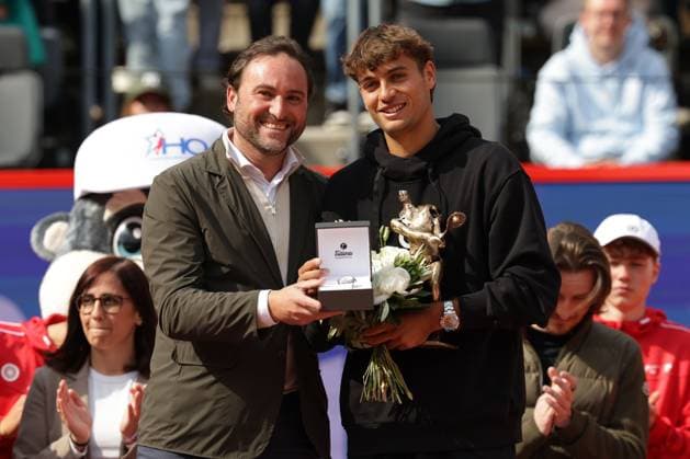 GER, Hamburg, xFSx , ATP 500 , Mens Tennis Tournament Bitpanda Hamburg Open 2025, Final Mens Singles , 24 05 2025 Enric Molina Tournament Director presents Flavio Cobolli ITA with a Tutima watch Copyright: HMBxMedia FernandoxSoares