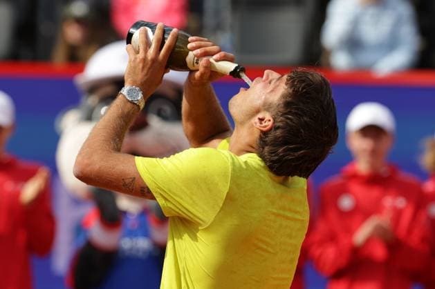 GER, Hamburg, xFSx , ATP 500 , Mens Tennis Tournament Bitpanda Hamburg Open 2025, Final Mens Singles , 24 05 2025 Flavio Cobolli ITA drinks champagne Copyright: HMBxMedia FernandoxSoares