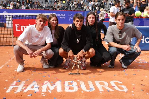 GER, Hamburg, xFSx , ATP 500 , Mens Tennis Tournament Bitpanda Hamburg Open 2025, Final Mens Singles , 24 05 2025 Flavio Cobolli ITA Winner of the Bitpanda Hamburg Open with family and girlfriend Matilde Galli Copyright: HMBxMedia FernandoxSoares