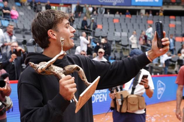 GER, Hamburg, xFSx , ATP 500 , Mens Tennis Tournament Bitpanda Hamburg Open 2025, Final Mens Singles , 24 05 2025 Flavio Cobolli ITA takes a selfie Copyright: HMBxMedia FernandoxSoares