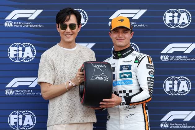l r South Korean actor, Lee Jung jae with the Pole Position Award, Lando Norris McLaren Formula 1 Team , Qualifying, Monaco Grand Prix, Motorsport, Men, Formula 1, 24 05 2025 Monte Carlo Monaco MCO Copyright: xkolbert-press ChristianxKolbertx