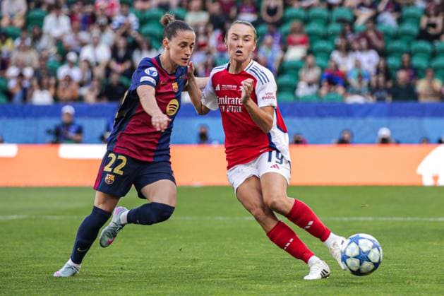 2025-05-24 FC Barcelona, Barca v Arsenal WFC - UEFA Women s Champions League Final LISBON, PORTUGAL - MAY 24: Ona Batlle of FC Barcelona, Caitlin Foord of Arsenal Women FC battle for the ball during the UEFA Women s Champions League Final match between FC Barcelona and Arsenal WFC at Estadio Jose Alvalade on May 24, 2025 in Lisbon, Portugal. (Photo by Leiting Gao BSR Agency) Lisbon Portugal Content not available for redistribution in The Netherlands directly or indirectly through any third parties. Copyright: xBSRxAgencyx