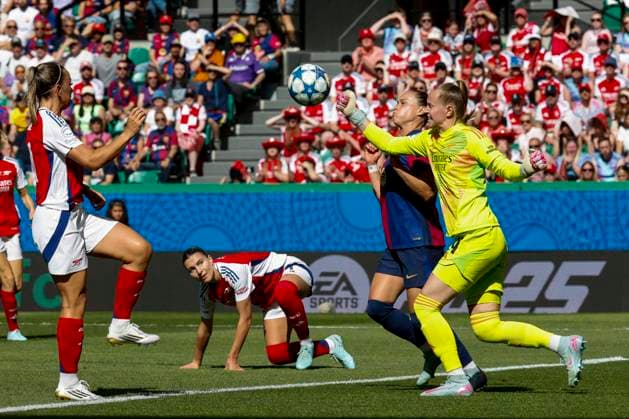 Arsenal s goalkeeper Daphne van Domselaar (R) in action during the UEFA Women s Champions League final soccer match between Arsenal Women FC and FC Barcelona, Barca in Lisbon, Portugal, 24 May 2025. UEFA Women s Champions League Final - FC Barcelona vs. Arsenal Women FC !ACHTUNG: NUR REDAKTIONELLE NUTZUNG!  Copyright: xTonixAlbirx GRAF4041 20250524-55016931238_1