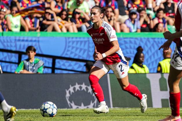 2025-05-24 FC Barcelona, Barca v Arsenal WFC - UEFA Women s Champions League Final LISBON, PORTUGAL - MAY 24: Emily Fox of Arsenal Women FC dribbles during the UEFA Women s Champions League Final match between FC Barcelona and Arsenal WFC at Estadio Jose Alvalade on May 24, 2025 in Lisbon, Portugal. (Photo by Leiting Gao BSR Agency) Lisbon Portugal Content not available for redistribution in The Netherlands directly or indirectly through any third parties. Copyright: xBSRxAgencyx