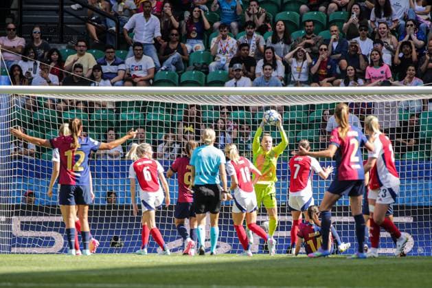 2025-05-24 FC Barcelona, Barca v Arsenal WFC - UEFA Women s Champions League Final LISBON, PORTUGAL - MAY 24: goalkeeper Daphne van Domselaar of Arsenal Women FC makes a save during the UEFA Women s Champions League Final match between FC Barcelona and Arsenal WFC at Estadio Jose Alvalade on May 24, 2025 in Lisbon, Portugal. (Photo by Leiting Gao BSR Agency) Lisbon Portugal Content not available for redistribution in The Netherlands directly or indirectly through any third parties. Copyright: xBSRxAgencyx