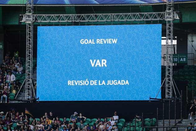 2025-05-24 FC Barcelona, Barca v Arsenal WFC - UEFA Women s Champions League Final LISBON, PORTUGAL - MAY 24: VAR reviewing and cancelling the first goal due to offside during the UEFA Women s Champions League Final match between FC Barcelona and Arsenal WFC at Estadio Jose Alvalade on May 24, 2025 in Lisbon, Portugal. (Photo by Leiting Gao BSR Agency) Lisbon Portugal Content not available for redistribution in The Netherlands directly or indirectly through any third parties. Copyright: xBSRxAgencyx