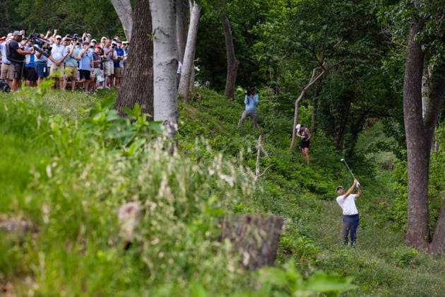 May 24, 2025, Fort Worth, Tx, USA: FORT WORTH, TX - MAY 24, 2025 - Scottie Scheffler hit within 10 feet of the hole from this ravine on 7 during the third round of the 2025 Charles Schwab Challenge PGA, Golf Herren at Colonial Country Club in Fort Worth, Texas. Fort Worth USA - ZUMAsc5_ 20250524_zaf_sc5_002 Copyright: xErichxSchlegelx