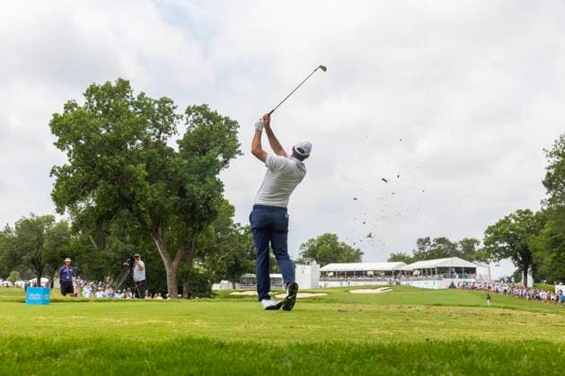 May 24, 2025, Fort Worth, Tx, USA: FORT WORTH, TX - MAY 24, 2025 - Scottie Scheffler hits his tee shot on the par 3 8th hole during the third round of the 2025 Charles Schwab Challenge PGA, Golf Herren at Colonial Country Club in Fort Worth, Texas. Fort Worth USA - ZUMAsc5_ 20250524_zaf_sc5_004 Copyright: xErichxSchlegelx