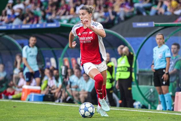 2025-05-24 FC Barcelona, Barca v Arsenal WFC - UEFA Women s Champions League Final LISBON, PORTUGAL - MAY 24: Steph Catley of Arsenal Women FC dribbles during the UEFA Women s Champions League Final match between FC Barcelona and Arsenal WFC at Estadio Jose Alvalade on May 24, 2025 in Lisbon, Portugal. (Photo by Leiting Gao BSR Agency) Lisbon Portugal Content not available for redistribution in The Netherlands directly or indirectly through any third parties. Copyright: xBSRxAgencyx